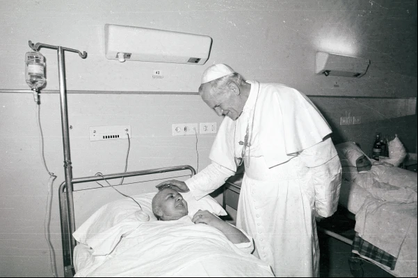 Juan Pablo II visitando enfermos en 1978. Crédito: Vatican Media