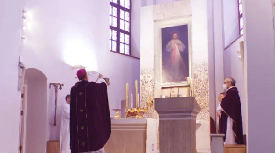 Cardenal Gintaras Grusas celebra Misa en el Santuario de la Divina Misericordia en Vilna, Lituania. Cru00e9dito: Arquidiu00f3cesis de Vilna.?w=200&h=150