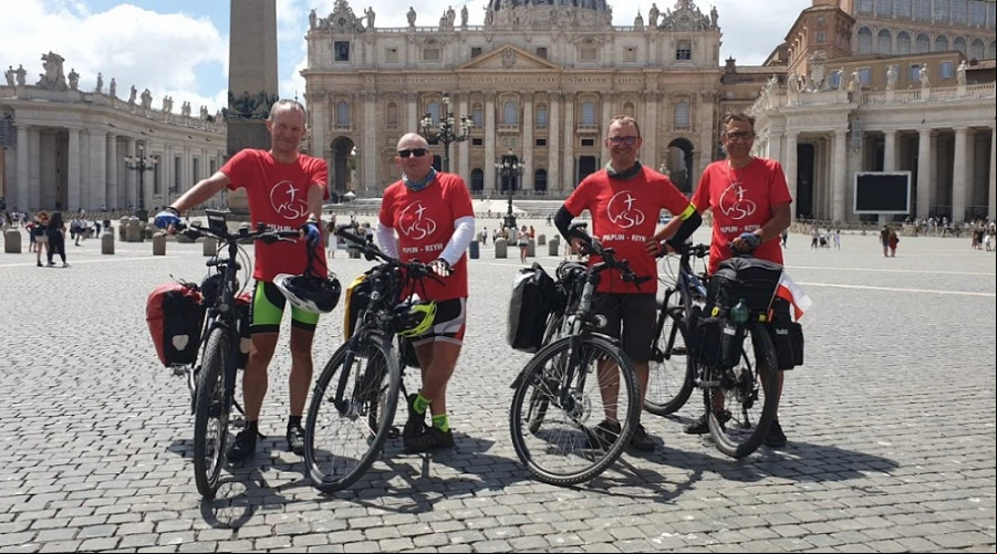 Sacerdotes y laico ciclistas llegan a Roma desde Polonia. Cru00e9dito: Twitter de PelplinRzym.?w=200&h=150