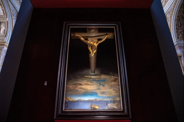El Cristo de Salvador Dalí en la Iglesia San Marcello al Corso, en el centro de Roma. Crédito: Daniel Ibáñez / EWTN News