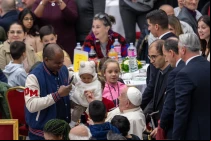 El Papa Francisco saludó a los invitados al almuerzo por la VIII Jornada Mundial de los Pobres.