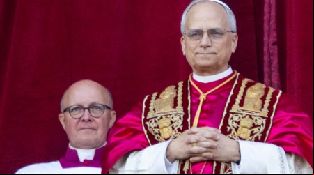 León XIV, en la logia vaticana tras ser elegido Papa.