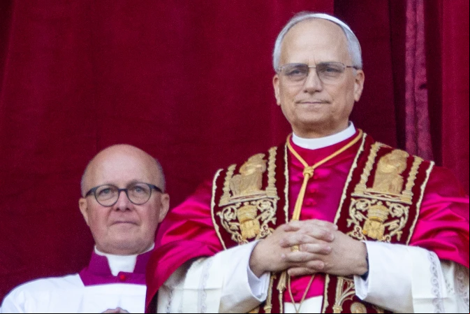 León XIV, en la logia vaticana tras ser elegido Papa.