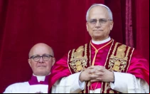 León XIV, en la logia vaticana tras ser elegido Papa.
