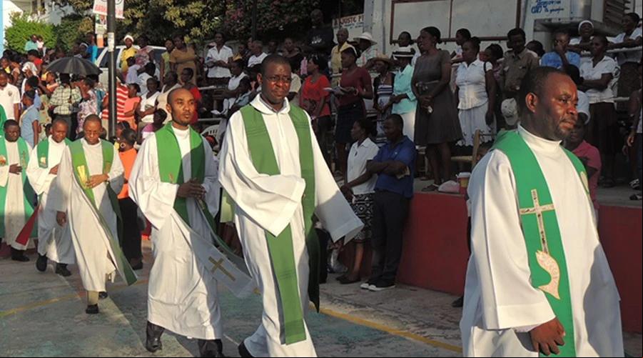 Sacerdotes en Haitu00ed. Cru00e9dito: Sitio web de Ayuda a la Iglesia Necesitada.?w=200&h=150