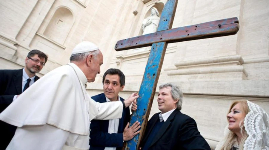 Papa bendice la cruz de Lampedusa. Cru00e9dito: Archisevilla. ?w=200&h=150