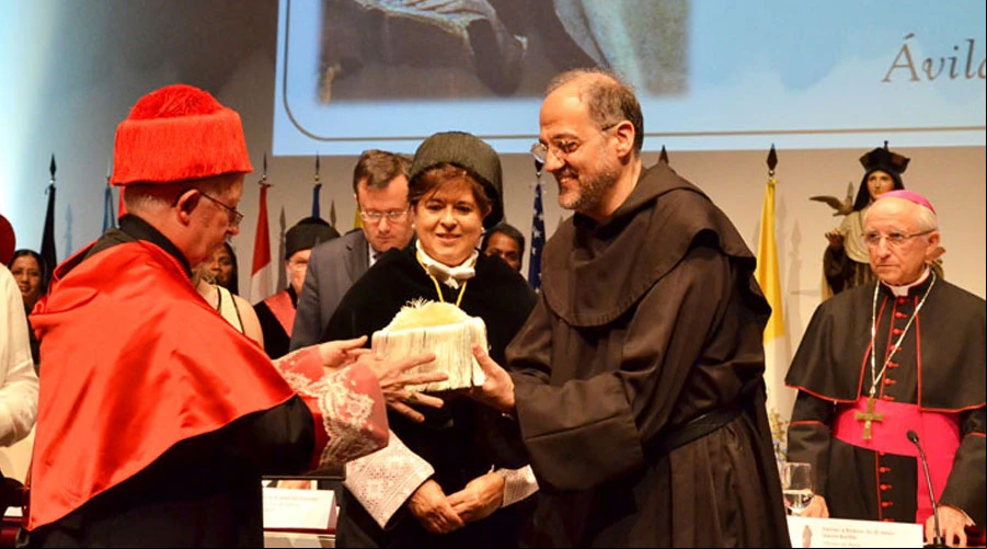 Cardenal Antonio Cau00f1izares entrega birrete del doctorado al P. Saverio Cannistru00e0. Foto: Congreso Interuniversitario. ?w=200&h=150