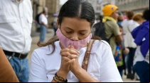 Una joven catu00f3lica reza afuera de la Catedral de Guadalajara el 28 de septiembre. Cru00e9dito: ArquiMedios