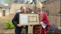 Mons. Steven Raica entregu00f3 al vicepresidente de teologu00eda de EWTN, Colin Donovan, la carta de nombramiento y el diploma de la Pontificia Academia Mariana Internacional el 9 de agosto. Cru00e9dito: EWTN.