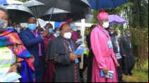 Mons. Cyprian Kizito Lwanga (al centro) en el Via Crucis ecumu00e9nico realizado el Viernes Santo 2021. Cru00e9dito: Foto de cortesu00eda.