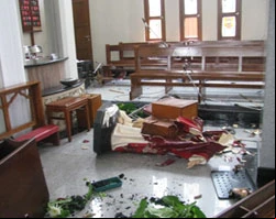 Imagen rota en la iglesia San Pedro y San Pablo tras ataque de 1500 radicales islu00e1micos?w=200&h=150