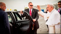 El Papa Francisco junto al FIAT 500L que lo transportu00f3 en Filadelfia y que es subastado para caridad. Foto: Arquidiu00f3cesis de Filadelfia / J. DiGidjunis.