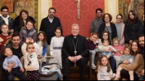 Algunos  de la familia Campomar Hernando junto con el Arzobispo de Burgos, Mons. Mario Iceta. Cru00e9dito: Archidiu00f3cesis Burgos (Espau00f1a) 