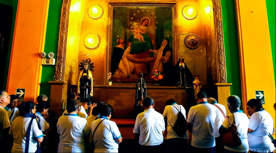 Un grupo de fieles reza en una iglesia en Peru00fa. Cru00e9dito: ANDINA / Luis Iparraguirre?w=200&h=150