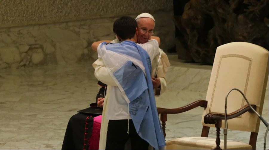 Papa Francisco abraza a un joven en el encuentro del Movimiento Eucaru00edstico Juvenil - Foto: Petrik Bohumil (ACI Prensa)?w=200&h=150