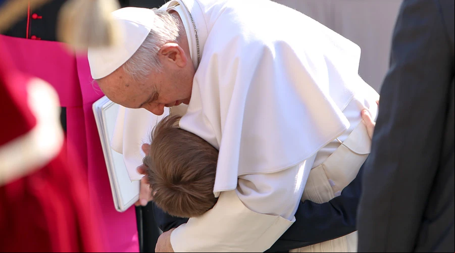 El Papa Francisco abrazando a un niu00f1o / Foto: Daniel Ibu00e1u00f1ez (ACI Prensa)?w=200&h=150