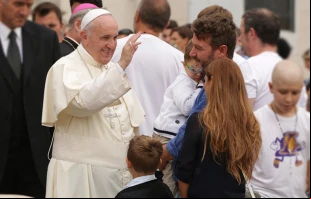 Foto de archivo: Papa Francisco bendice a una familia tras una audiencia general. Cru00e9dito: Daniel Ibu00e1u00f1ez / ACI Prensa 