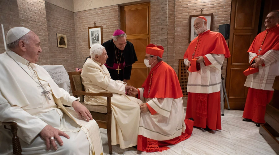 El Papa Francisco y los nuevos Cardenales visitan a Benedicto XVI. Cru00e9dito: Vatican Media?w=200&h=150