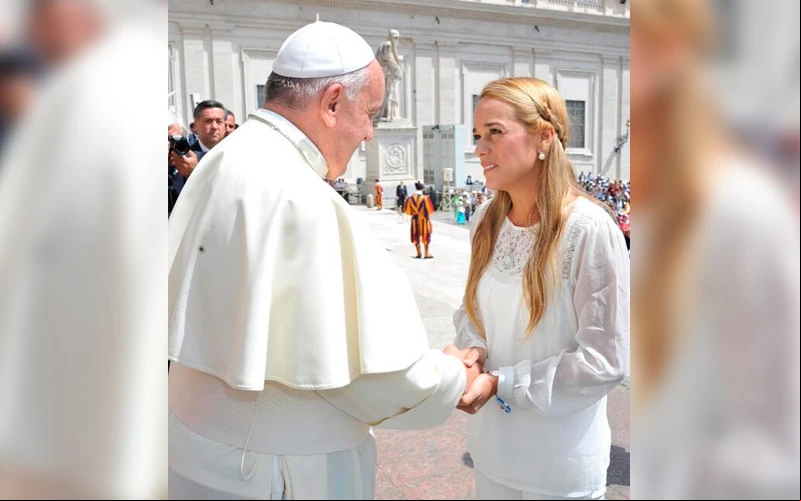 Papa Francisco y Lilian Tintori. Foto: Twitter / @liliantintori?w=200&h=150