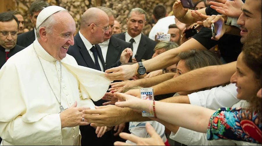 El Papa saluda a  de las Cu00e9lulas Parroquiales de Evangelizaciu00f3n. Foto: L'Osservatore Romano ?w=200&h=150