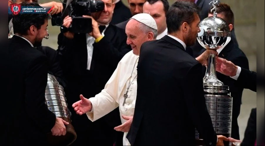 Papa Francisco recibe ru00e9plica de la Copa Libertadores. Foto: Club San Lorenzo de Almagro?w=200&h=150