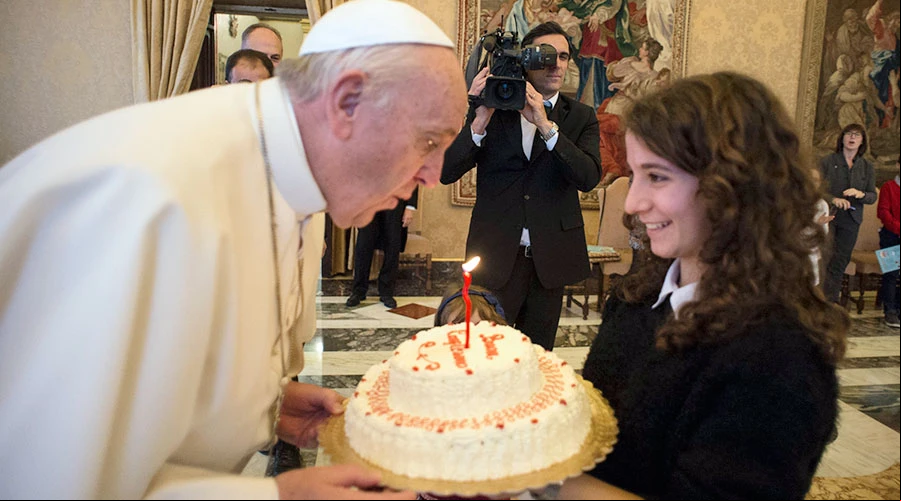 El Papa Francisco recibe una torta de cumpleau00f1os / Foto: L'Osservatore Romano?w=200&h=150