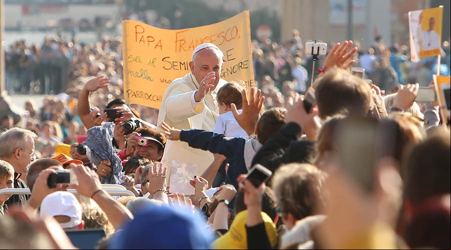 Papa Francisco saluda a los fieles en Audiencia General de hoy. Foto: Daniel Ibu00e1u00f1ez / ACI Prensa?w=200&h=150