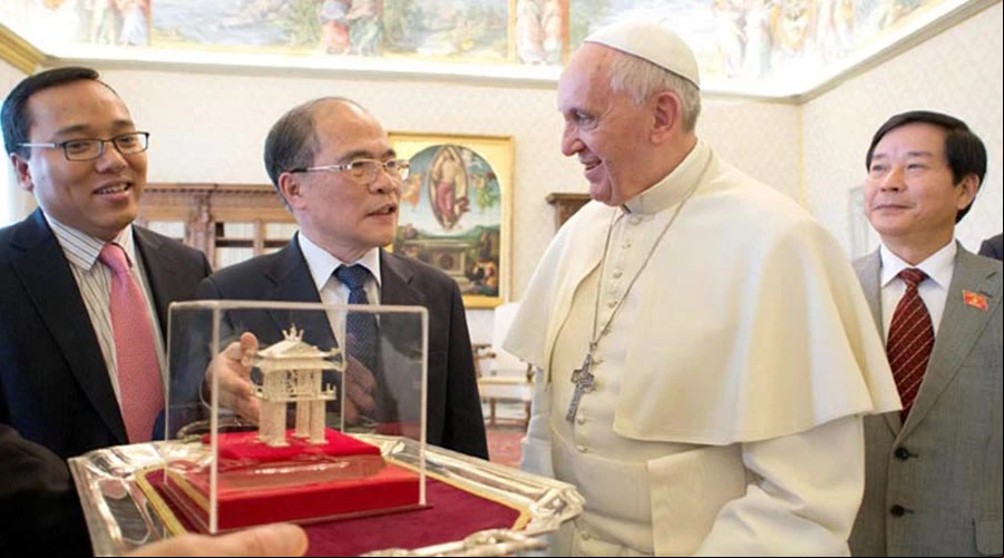 Papa Francisco y Nguyu00ean Tu00e2n D?ng intercambian regalos. Foto: L'Osservatore Romano?w=200&h=150