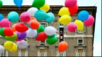 Los niu00f1os que participan en una iniciativa de Acciu00f3n Catu00f3lica ayudaron a soltar globos de colores al final del u00c1ngelus el 30 de enero de 2022. |  / Cru00e9dito: Vatican Media