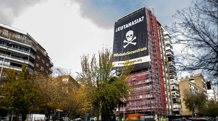 Lona desplegada en Madrid contra la eutanasia. Cru00e9dito: Vividores. ?w=200&h=150