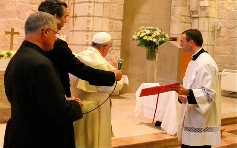 El Papa Francisco bendice el tabernu00e1culo del templo Duc in Altum, durante su peregrinaciu00f3n a Tierra Santa. Foto: regnumchristi.org?w=200&h=150