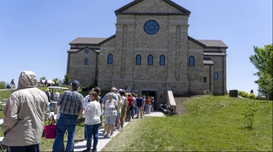 Miles de peregrinos afuera de la Abadu00eda de Nuestra Seu00f1ora de u00c9feso en Gower, Missouri, para ver los restos de la Hermana Wilhelmina Lancaster. Cru00e9dito: Craig J. Campbell / EWTN News.?w=200&h=150