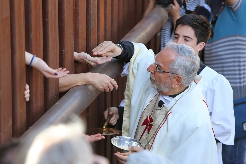 Misa en la frontera de Estados Unidos con Mu00e9xico, celebrada el 1 de abril de 2014. Foto: Roman Catholic Archdiocese of Boston (CC BY-ND 2.0)?w=200&h=150