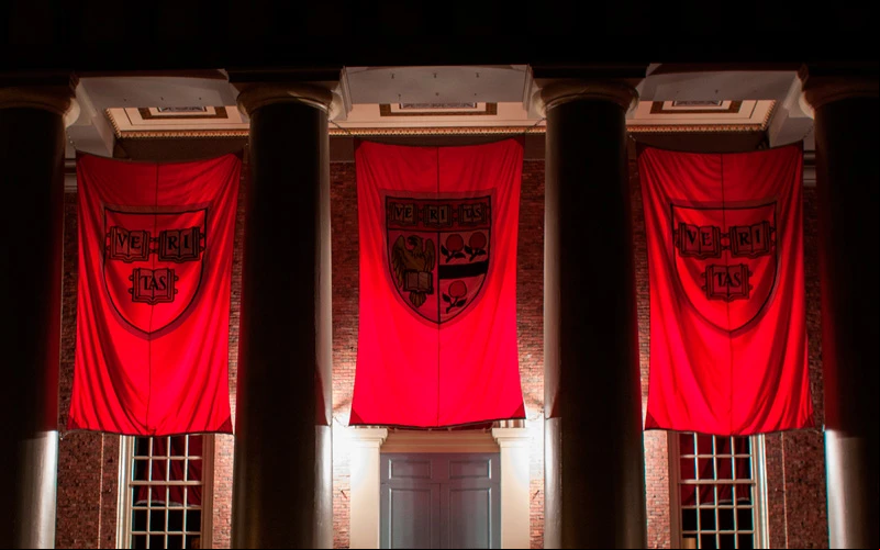 Banderas rojas cuelgan en las afueras del memorial church en el campus de la Universidad de Harvard en Cambridge, Massachusetts. 6 de septiembre de 2012 (Foto Tim Sackton via Flickr (CC BY-SA 2.0)?w=200&h=150