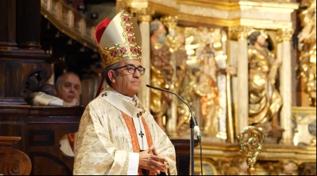 Arzobispo llama a recuperar el vestido clerical como gesto "revolucionario" en nuestros días