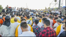 El Patriarca Latino se dirige a cientos de ju00f3venes que ofrecieron su vida a Dios en Tierra Santa. Cru00e9dito: Camino Neocatecumenal USA