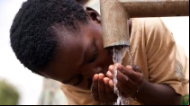 Un niu00f1o bebe agua en u00c1frica. Cru00e9dito: Flickr USAID (CC BY-NC-ND 2.0)