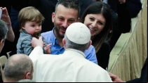 El Papa bendice a un niu00f1o en la Audiencia. Foto. Lucu00eda Ballester / ACI Prensa