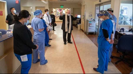 Obispo visita hospital del sur de California y bendice a mu00e9dicos y pacientes [FOTOS]
