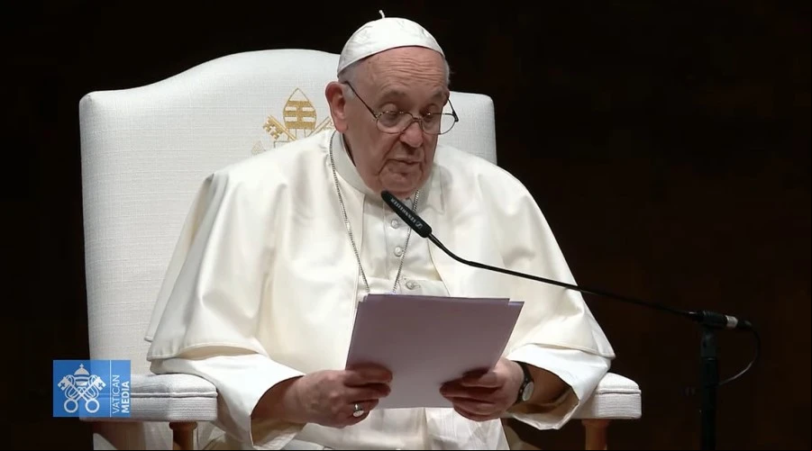 El Papa Francisco se dirige a las autoridades y al cuerpo diplomu00e1tico en Portugal el 2 de agosto de 2023. Cru00e9dito: Vatican Media.?w=200&h=150
