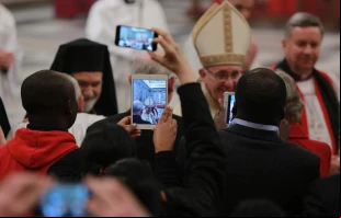 El Papa en una celebraciu00f3n rodeado de celulares. Foto: Daniel Ibu00e1u00f1ez / ACI Prensa 