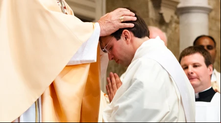 Era protestante e ingeniero espacial: Gracias al rosario ahora es sacerdote
