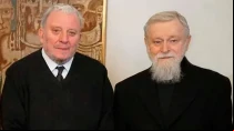 Kiko Argu00fcello y el P. Mario Pezzi. Cru00e9ditos: Camino Neocatecumenal