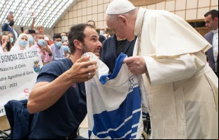 El Papa conversa con un atleta paralu00edmpico durante una audiencia. Foto: Vatican Media 