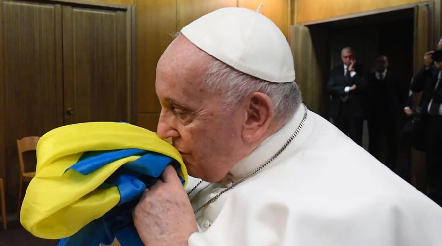El Papa Francisco sostiene una bandera de Ucrania durante la proyecciu00f3n de un documental sobre la guerra. Cru00e9dito: Vatican News?w=200&h=150