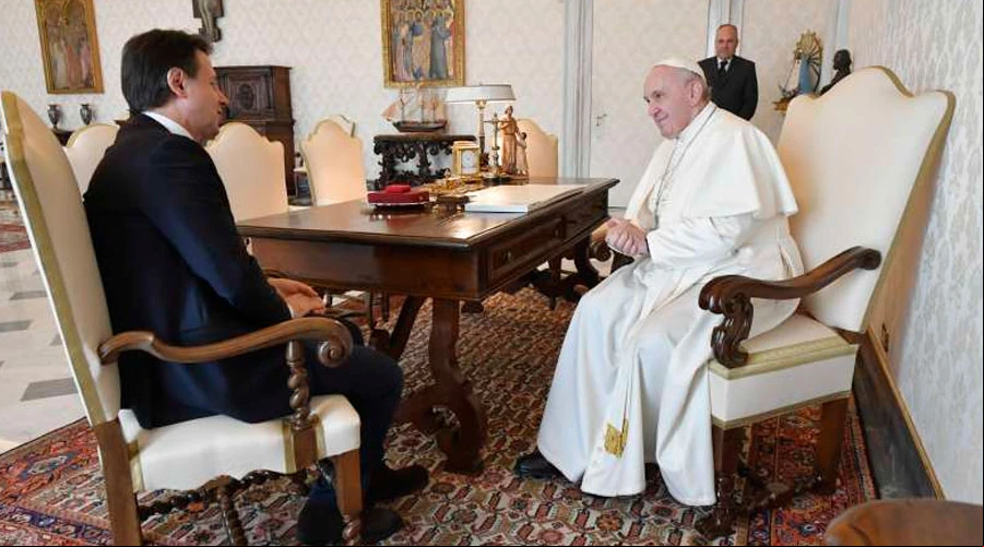 El primer ministro italiano Giuseppe Conte con el Papa Francisco. Cru00e9dito: Vatican Media?w=200&h=150