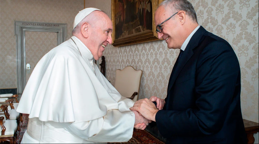 El Papa Francisco saluda al nuevo alcalde de Roma en el Vaticano. Foto: Vatican Media?w=200&h=150