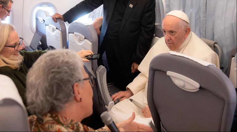 El Papa Francisco durante la rueda de prensa en el vuelo de retorno de Hungru00eda. Cru00e9dito: Daniel Ibu00e1u00f1ez (ACI)?w=200&h=150