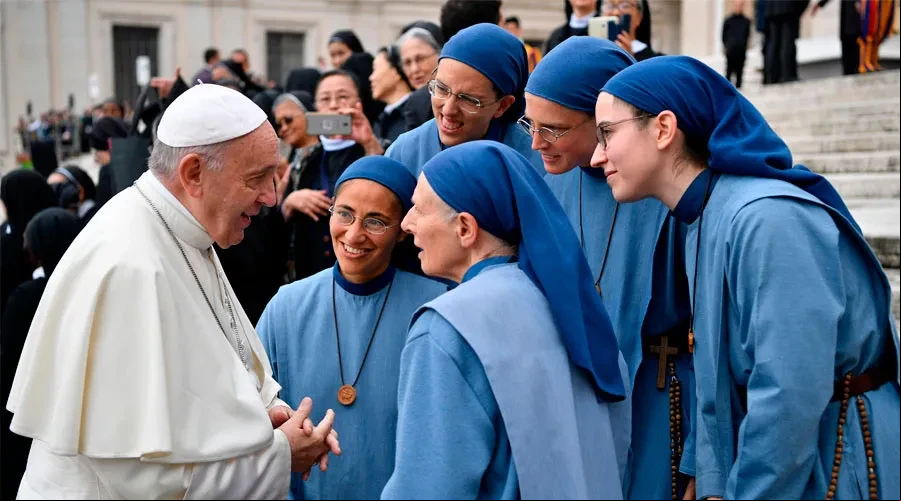 Imagen referencial. Papa Francisco con religiosas. Foto: Vatican Media?w=200&h=150