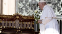 El Papa Francisco durante la Audiencia General del 7 de junio, rezando ante las reliquias de Santa Teresa del Niu00f1o Jesu00fas. Cru00e9dito Daniel Ibu00e1u00f1ez / ACI Prensa.